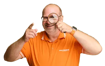 Symbolbild: Joachim Nickel hält eine Lupe vor dem Auge