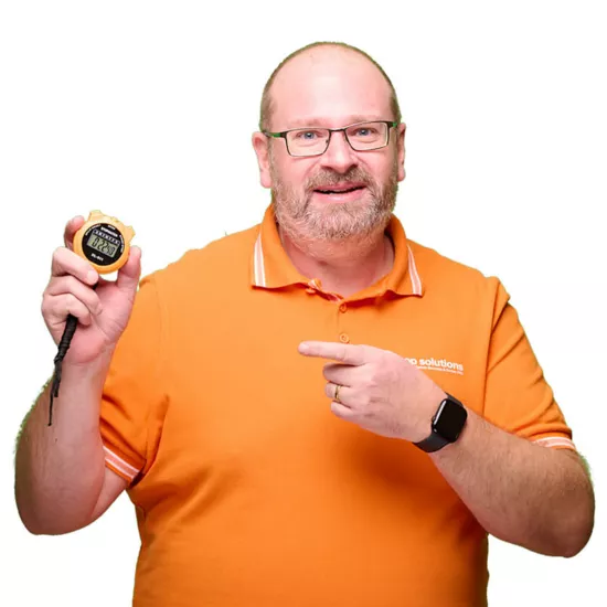 Joachim Nickel mit Stopuhr